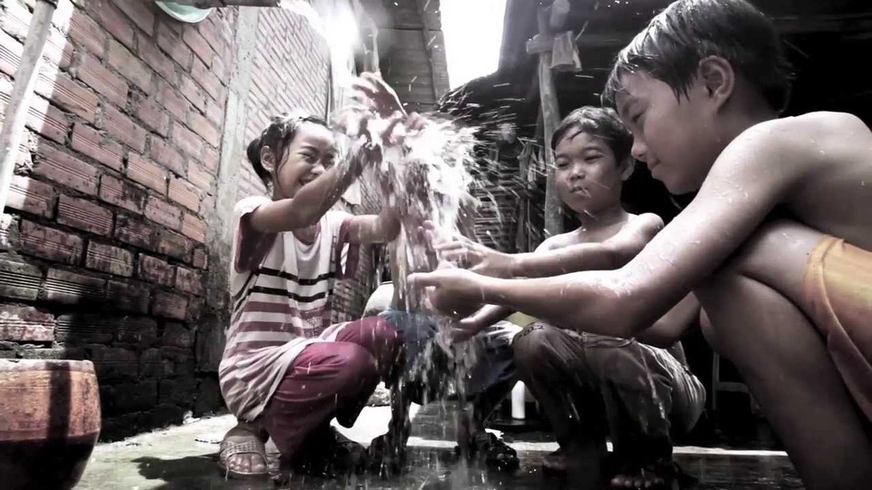 Trẻ em Việt Nam trước tình trạng thiếu nước sạch - 1 Trẻ em Việt Nam trước tình trạng thiếu nước sạch - 1