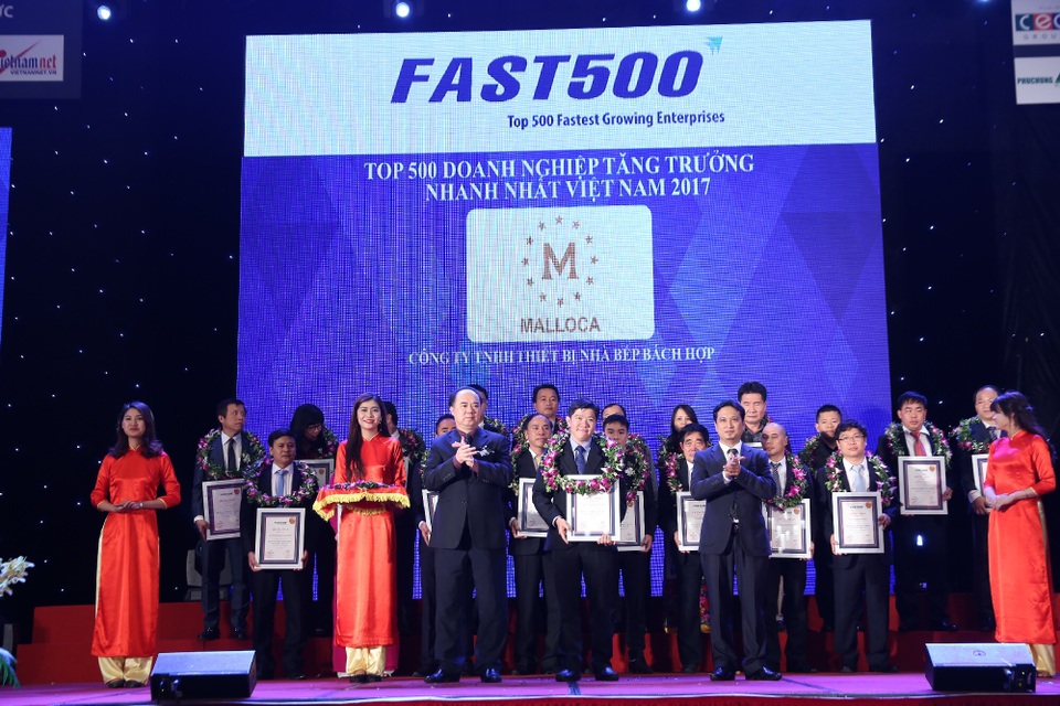 Thương hiệu thiết bị nhà bếp ghi danh trong bảng xếp hạng FAST500 năm 2017 - 1 Đại diện Công ty Thiết bị bếp Malloca đón nhận giải Fast 500-2017