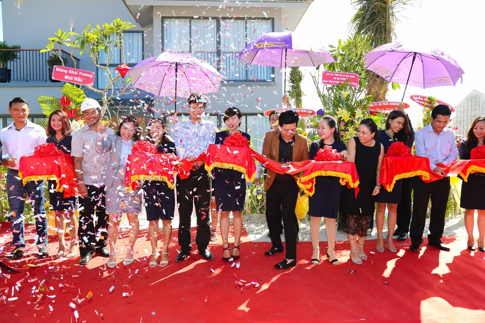Nghệ sĩ Trường Giang làm đại sứ thương hiệu của công ty bất động sản Đảo Vàng - 4
Bà Nguyễn Ngọc Tiền giám đốc GIS- thứ 4 từ trái qua- cắt băng khánh thành với nghệ sĩ Trường Giang.