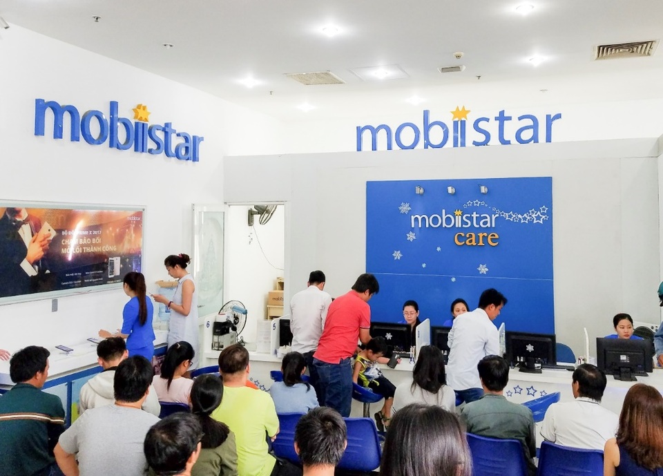Không khí háo hức ngày đầu tiên mở bán Mobiistar Zumbo J2 - 1 Trong 1h đầu tiên đã có đến 50 khách hàng đến showroom, tạo một không khí đông đúc, sôi nổi.