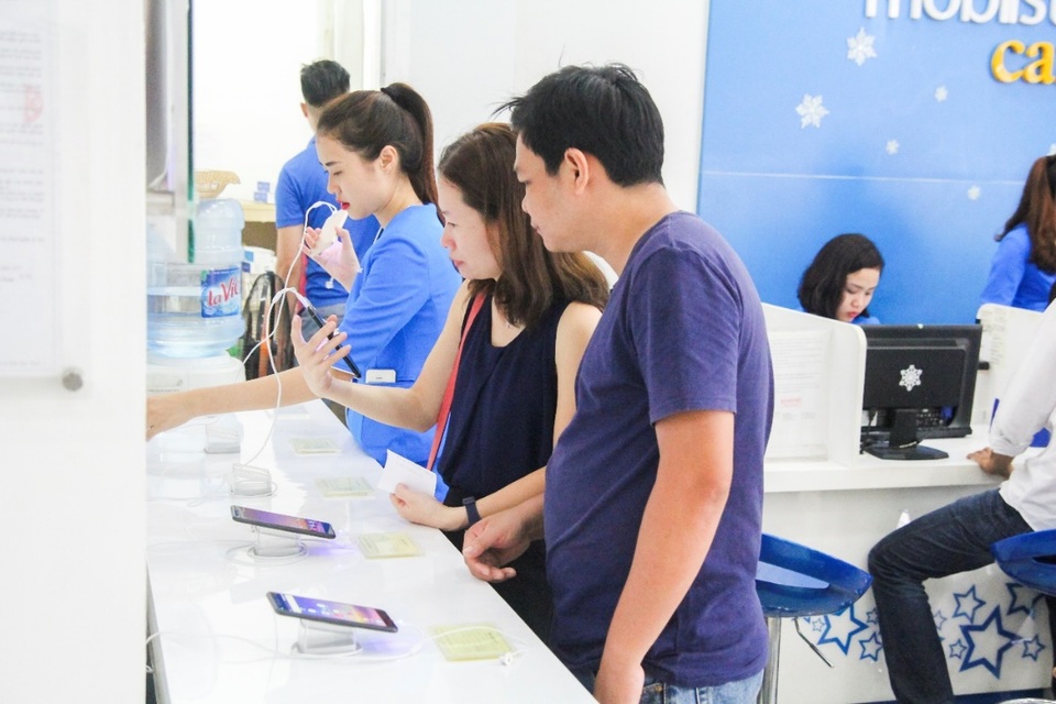Không khí háo hức ngày đầu tiên mở bán Mobiistar Zumbo J2 - 3 Sản phẩm Zumbo J2 lần này không chỉ thu hút các bạn nữ ở camera selfie 13.0MP ảo diệu mà còn làm các bạn nam “xiêu lòng” bởi cấu hình ngon trong tầm giá của máy.