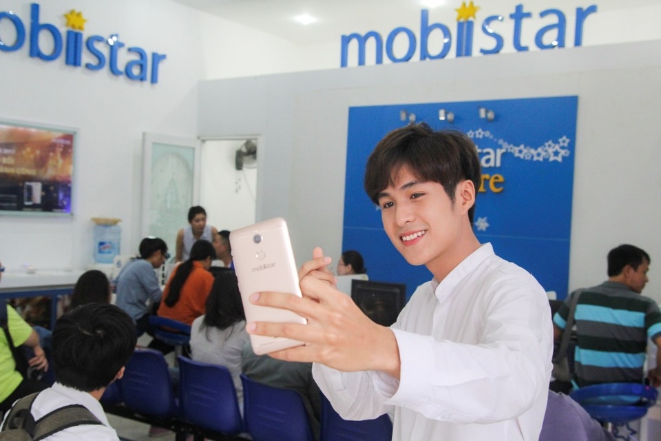 Không khí háo hức ngày đầu tiên mở bán Mobiistar Zumbo J2 - 4 “Soái ca” Otis với vai Sơn Tinh trong phim ngắn “Sơn Tinh Thủy Tinh: Soái ca đại chiến (2017)” sắp ra mắt của Mobiistar.