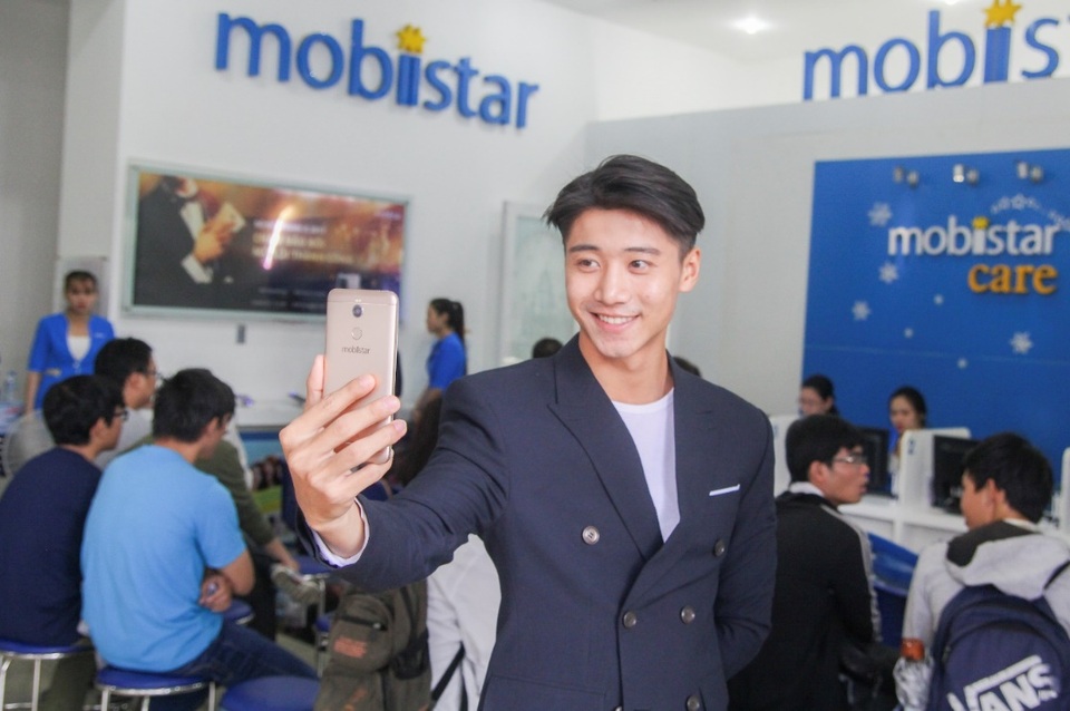 Không khí háo hức ngày đầu tiên mở bán Mobiistar Zumbo J2 - 5 Còn đây là chàng soái ca Tôn Kinh Lâm với vai diễn Thủy Tinh