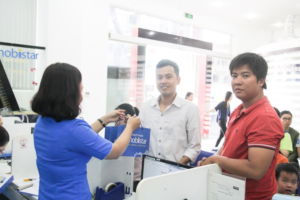 Không khí háo hức ngày đầu tiên mở bán Mobiistar Zumbo J2 - 8 Những chiếc máy Zumbo J2 đầu tiên đã được trao tân tay cho khách hàng