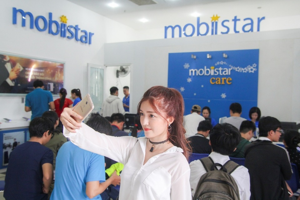 Không khí háo hức ngày đầu tiên mở bán Mobiistar Zumbo J2 - 10 Cô nàng hot girl Sue Sushi xuất hiện, chia sẻ rất thích bộ đôi camera trước sau như một của Zumbo J2 nên đã quyết định đặt mua sản phẩm này.