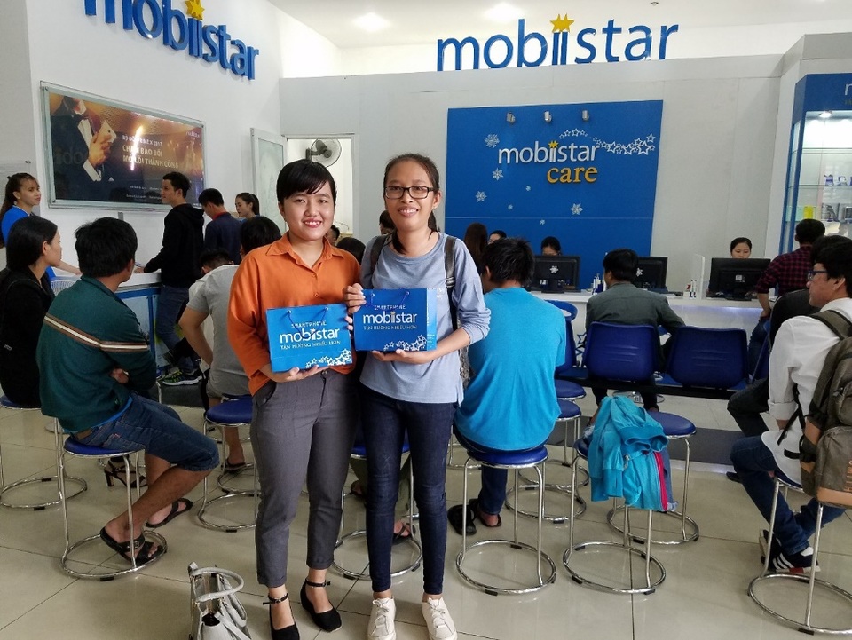 Không khí háo hức ngày đầu tiên mở bán Mobiistar Zumbo J2 - 11 Điểm mà chị Diễm và chị Tuyết thích nhất ở sản phẩm này chính là camera selfie 13.0MP. Chị đăng kí ngay lần đầu tiên đã nhận được mã Mua 1 được 2