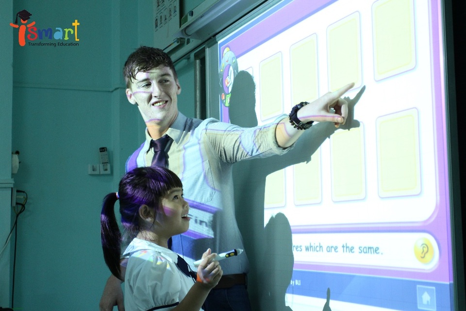 Vào lớp 1 - Giúp con vượt nỗi sợ “đi học” - 4 Người thầy tận tình sẽ góp phần giúp trẻ vượt nỗi sợ “đi học”