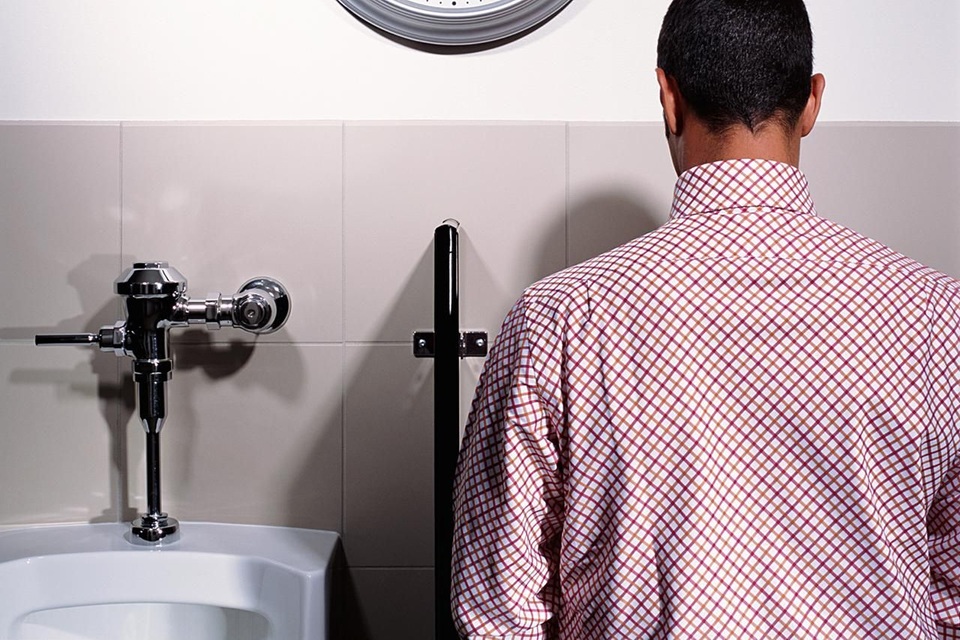 Phẫu thuật u xơ tuyến tiền liệt – chấm dứt “nỗi đau khổ” của quý ông - 1 Người bệnh u xơ tuyến tiền liệt gặp phải nhiều triệu chứng khó chịu như tiểu nhiều, tiểu khó, thời gian đứng tiểu lâu,…