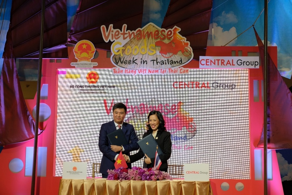 Mở rộng cánh cửa thâm nhập thị trường Thái Lan cho doanh nghiệp Việt - 4 Ông Nguyễn Lộc An - Phó Vụ trưởng phụ trách Vụ Thị trường trong nước, Bộ Công Thương và bà Jariya Chirathivat - Đại diện Central Group đã ký Thỏa thuận cam kết duy trì việc tổ chức Tuần Hàng Việt Nam tại Thái Lan hàng năm với quy mô ngày càng phát triển