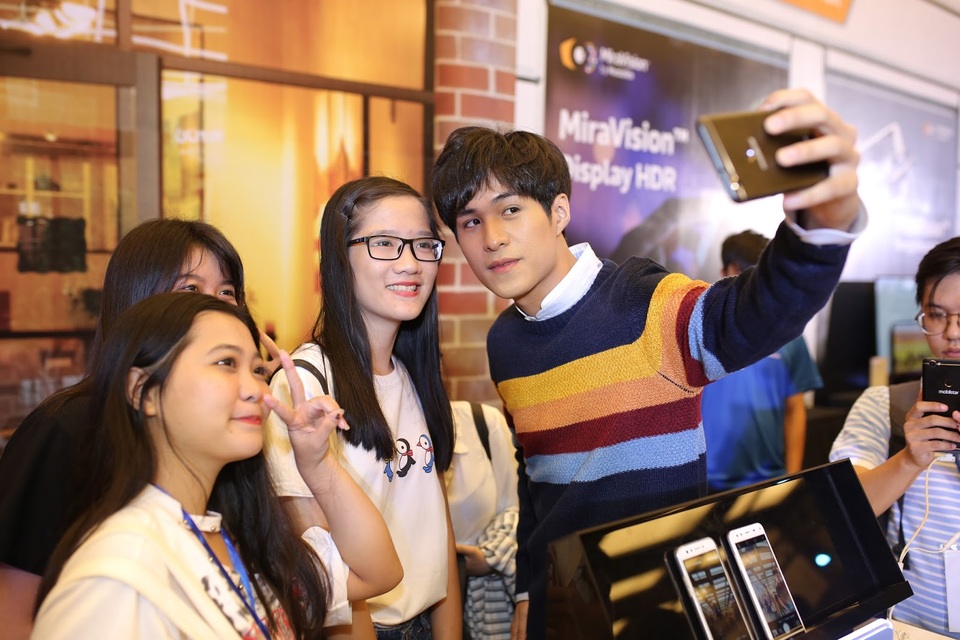 Mặc trời mưa, dàn hot teen Sài thành vẫn nô nức tham dự sự kiện “hot” tháng 9 - 2 Otis “thả ga” selfie với fan nhờ góc rộng Đông Đủ Đẹp