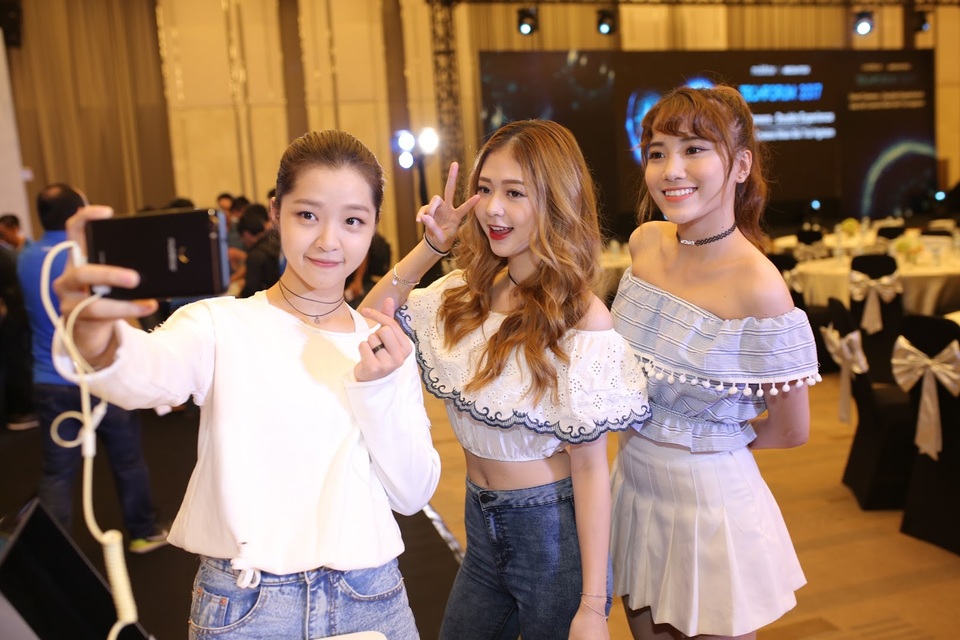 Mặc trời mưa, dàn hot teen Sài thành vẫn nô nức tham dự sự kiện “hot” tháng 9 - 3 Nhờ có Zumbo S2 Dual nên 3 cô nàng nhóm Lime luôn tranh thủ chụp mọi lúc nơi luôn.