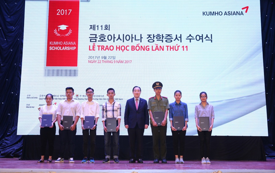 Tặng 100 suất học bổng toàn phần Kumho Asiana cho sinh viên Việt Nam - 2
Phó Chủ tịch Tập đoàn Kumho Asiana - ông Lee Won Tae chụp ảnh lưu niệm cùng các bạn sinh viên nhận Học bổng Kumho Asiana.
