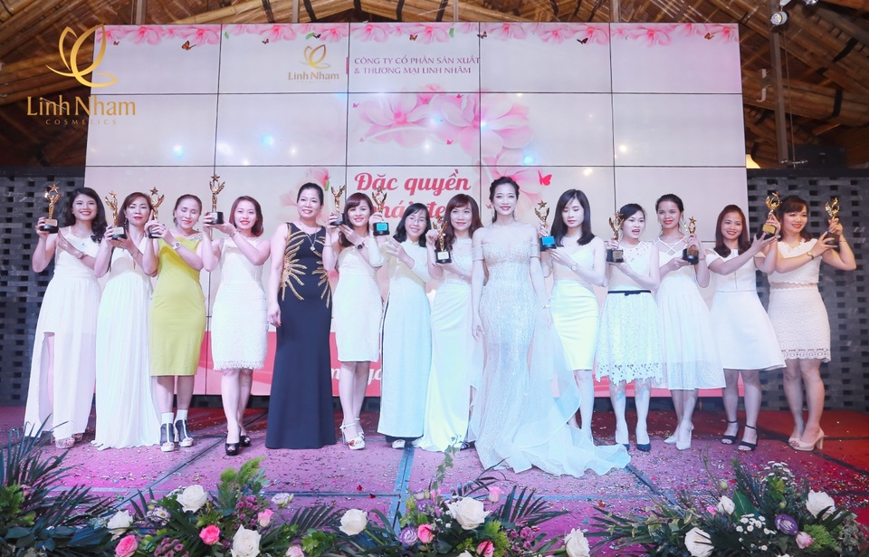 Cú chuyển mình, vươn lên ngoạn mục của thương hiệu mỹ phẩm Việt - 3 Vinh danh các đại diện, đại lý đạt thành tích xuất sắc