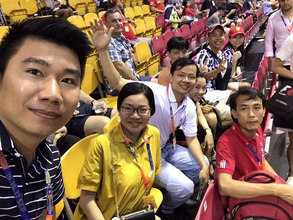 Minh Nhựa: ‘Tôi đã tìm thấy 4 thú vui trong đời, không mê siêu xe nữa’ - 3 Anh Hùng - trưởng phòng kỹ thuật cũng nói thêm: “Đây là lần đầu tiên tôi được xem trực tiếp một giải đấu. Tôi rất trân trọng và vinh dự khi nhận tấm vé này. Trở về từ Singapore sau 3 ngày 2 đêm, tôi đã giữ lại tấm vé như một kỷ niệm đáng nhớ”.