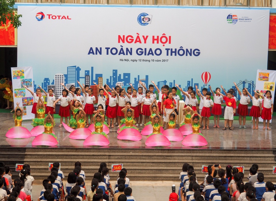 Ngày hội an toàn giao thông trong trường học - An toàn cho tôi, cho bạn và cho tất cả chúng ta - 1 Ngày hội an toàn giao thông trong trường học - An toàn cho tôi, cho bạn và cho tất cả chúng ta - 1