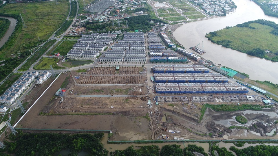 Bỏ phố về Nam Sài Gòn, hành trình tìm không gian sống chất lượng - 2 LAVILA có tốc độ xây dựng nhanh chóng. LAVILA 1 đã cất nóc sau 1 năm giới thiệu, dự kiến bắt đầu bàn giao từ Qúy II.2018 cho LAVILA 1 và Qúy I.2019 cho LAVILA 2.