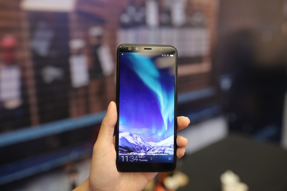 Prime X max là smarphone 4 camera đầu tiên được giới thiệu tại Việt nam và có màn hình xu hướng vô cực.