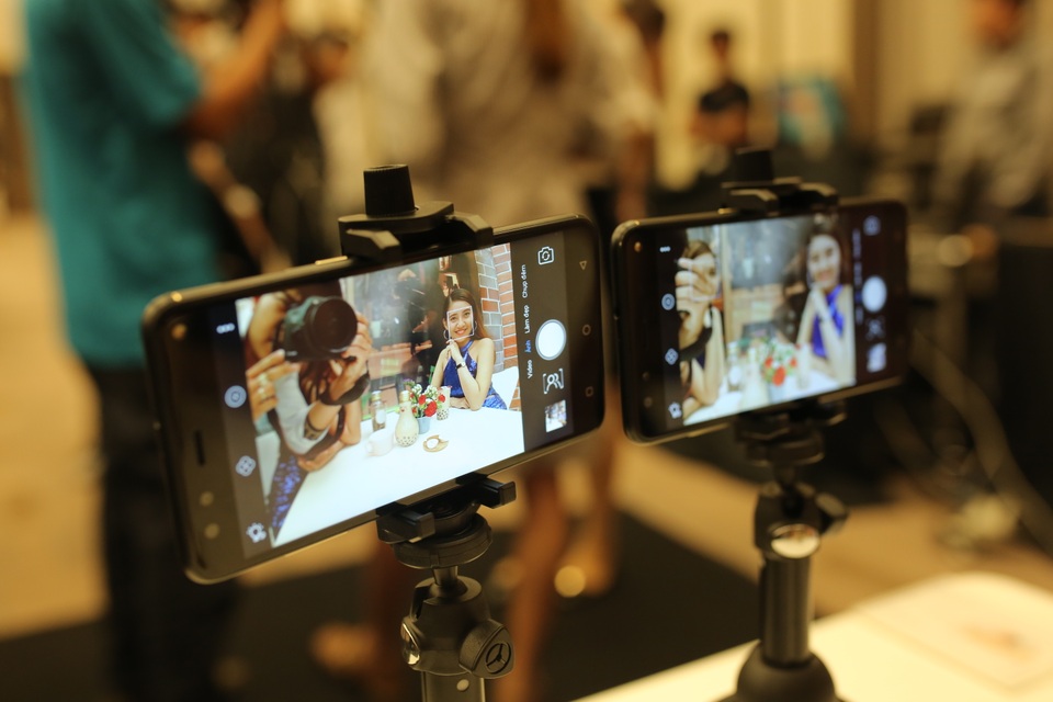 Trên camera selfie 20.0 MP của Prime X max sở hữu 2 tính năng selfie góc rộng và selfie xoá phông khá hot trong thời gian gần đây.