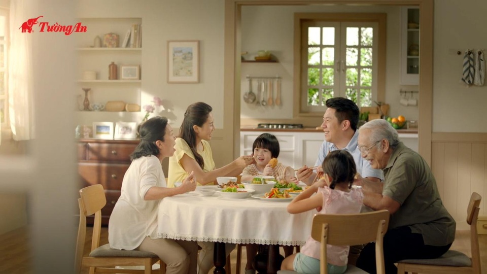 “Hãy yêu trái tim bằng cả trái tim” - Thông điệp sống ý nghĩa từ dầu Nành Chú Voi đỏ - 5 Dầu nành Tường An cùng người nội trợ thổi tình yêu thương vào những món ăn