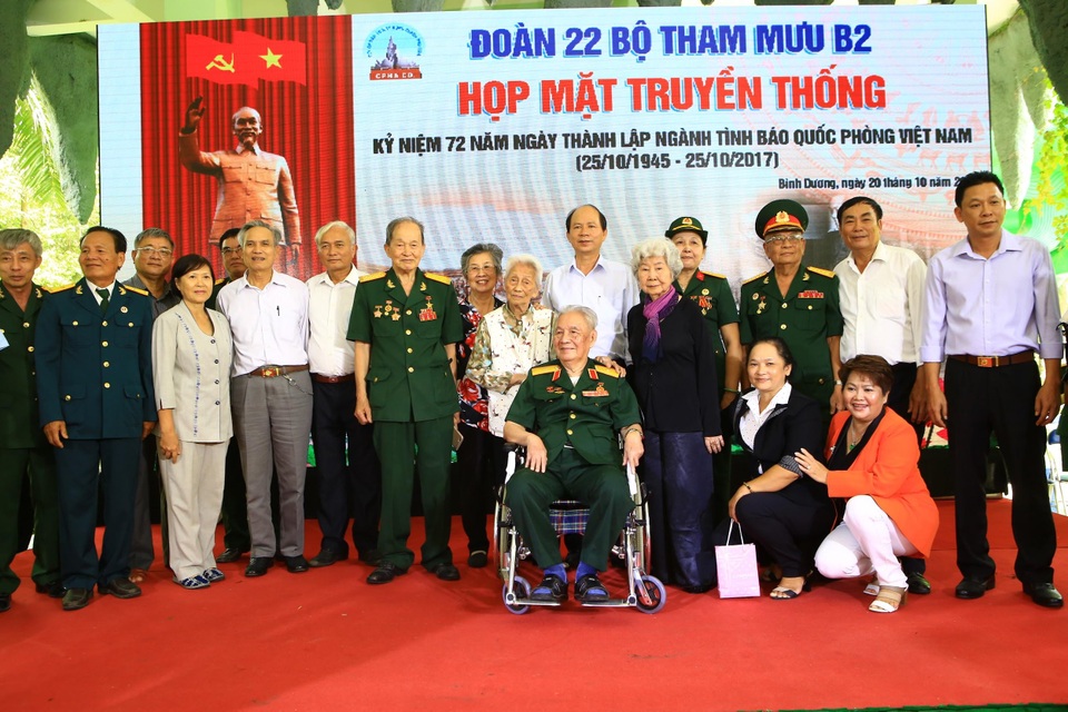 Tri ân nghề tình báo qua buổi họp mặt 400 cựu chiến binh - 1 Các đồng chí tham dự chụp ảnh lưu niệm