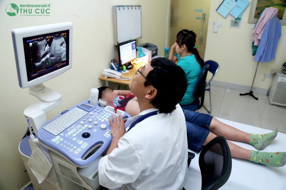 Mắc gan nhiễm mỡ độ III sau điều trị viêm tinh hoàn - 2 PGS.TS.Nguyễn Xuân Thành trực tiếp thăm khám và điều trị gan nhiễm mỡ cho bệnh nhi Nguyễn Q.T