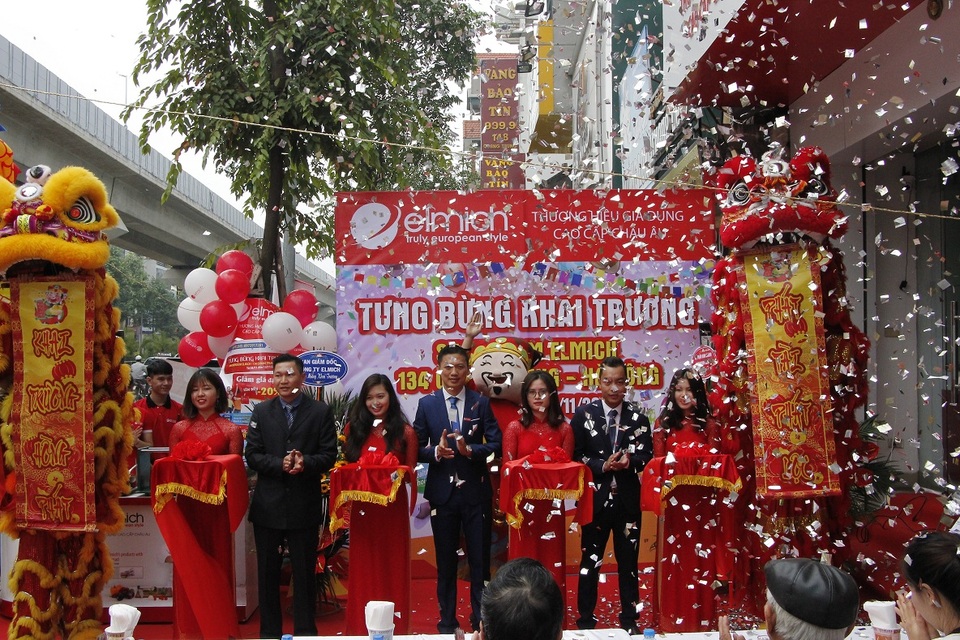 Tưng bừng khai trương Showroom Elmich thứ 9 tại Hà Đông, Hà Nội - 3 Lễ cắt băng khai trương showroom thứ 9 của Elmich tại Hà Đông được sự đón đợi của nhiều người tiêu dùng trên tại địa bàn và Hà Nội. Khách hàng không chỉ có cơ hội trải nghiệm về sản phẩm và khuyến mại đặc biệt mà đã được tham gia chương trình bốc thăm trúng thưởng rinh những phần quà có giá trị về căn bếp nhà mình.