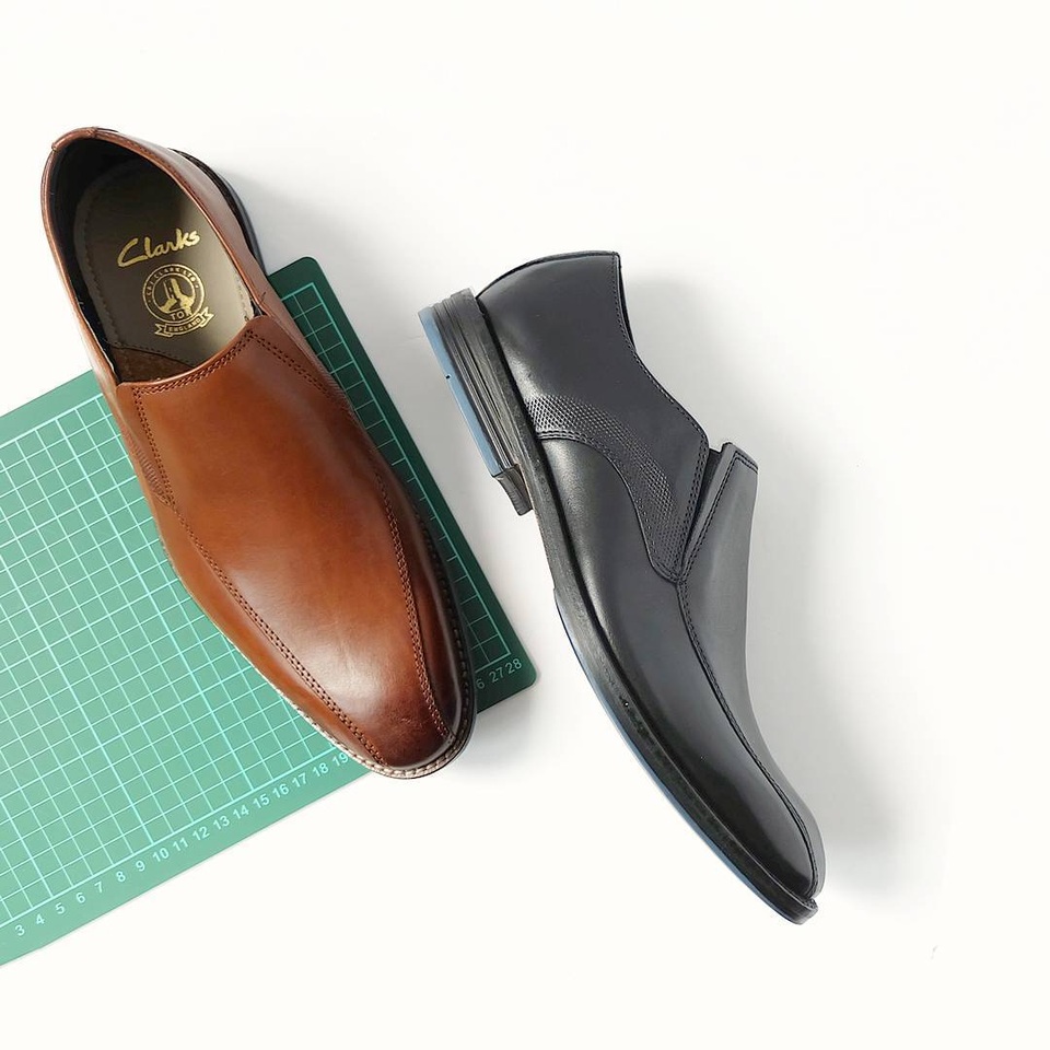 Black Friday của Hoàng Phúc rầm rộ với ưu đãi khủng nhất trong năm - 5 Tất cả các mẫu giày tây lịch lãm của Clarks đều được giảm ít nhất 50%, có đôi được giảm lên đến 85%. Giá tại Black Friday chỉ từ 1tr297/đôi.
