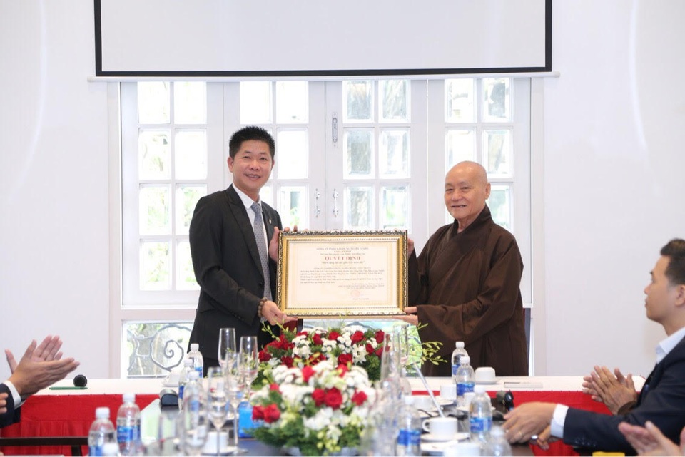 Ngôi chùa 2 hecta được hiến tặng cho Thiền Phái Trúc Lâm tỉnh Đồng Nai - 1 Hòa Thượng Thích Nhật Quang nhận bàn giao Thiền viện từ Ông Phạm Thanh Tiến - CT.HĐQT Công ty Nhật Tiến