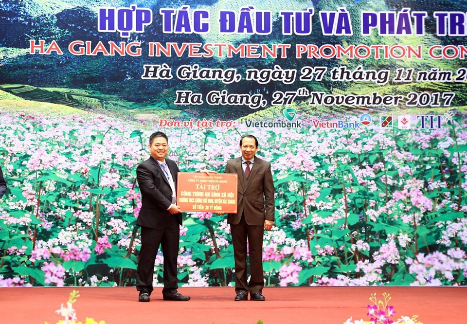 “Con sếu đầu đàn” của tỉnh Hà Giang - 1 Ông Nguyễn Văn Thiện - Chủ tịch HĐTV công ty Xuân Thiện trao cho tỉnh Hà Giang món quà giá trị 30 tỉ đồng