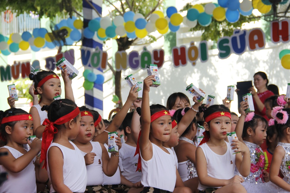 Chương trình “Sữa học đường” cho yêu thương thêm trọn vẹn - 2 Hàng triệu hộp sữa trong bao bì giấy được trao cho trẻ mầm non, tiểu học trên cả nước