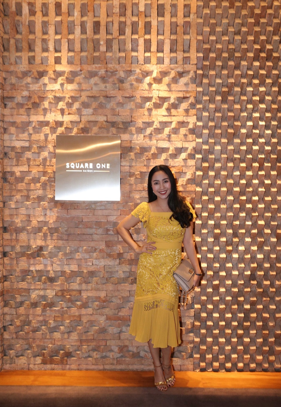 Dàn sao Việt “hẹn hò” thưởng thức ẩm thực tinh túy tại Sài Gòn - 1 Cô nàng Ốc Thanh Vân xinh đẹp rất ấn tượng với bức tường gạch đậm nét nghệ thuật của nhà hàng.