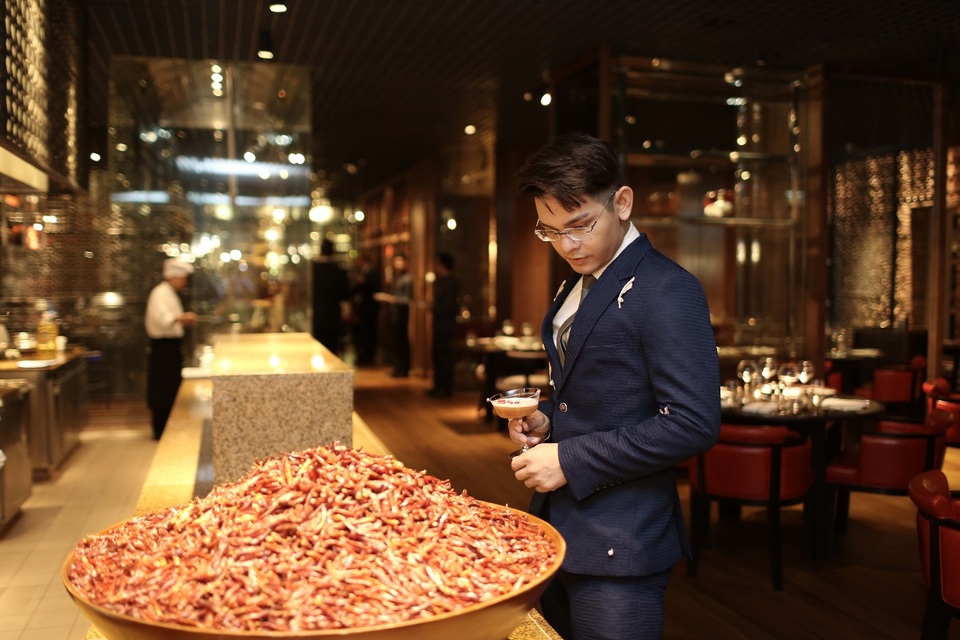 Dàn sao Việt “hẹn hò” thưởng thức ẩm thực tinh túy tại Sài Gòn - 2 Chàng ca sỹ với nụ cười tỏa nắng Sơn Ngọc Minh xuất hiện lịch lãm trong bộ vest màu xanh tại nhà hàng Square One, vô cùng thích thú trước khu bếp Việt với không gian mở, được trang trí bởi những gia vị đậm chất Việt Nam.