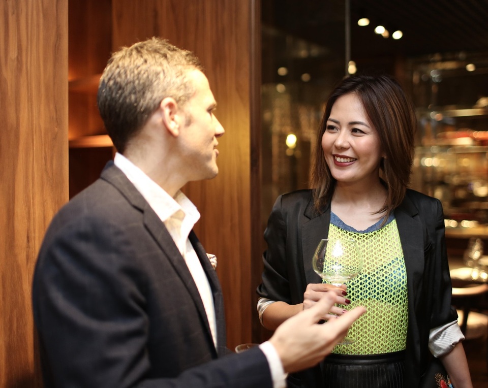 Dàn sao Việt “hẹn hò” thưởng thức ẩm thực tinh túy tại Sài Gòn - 3 Bùi Việt Hà rất hứng thú khi nghe giới thiệu về ý tưởng thiết kế và nội thất tinh tế, được chăm chút đến từng chi tiết của nhà hàng, cũng như thực đơn với những món Pháp – Việt đặc sắc.