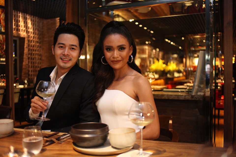 Dàn sao Việt “hẹn hò” thưởng thức ẩm thực tinh túy tại Sài Gòn - 5 Dương Mạc Anh Quân và Mâu Thủy dù bận rộn vẫn dành chút thời gian đến thưởng thức những món ăn truyền thống ấn tượng của hai nền ẩm thực nổi tiếng, được chấm phá bằng cách sử dụng những nguyên liệu mới lạ.