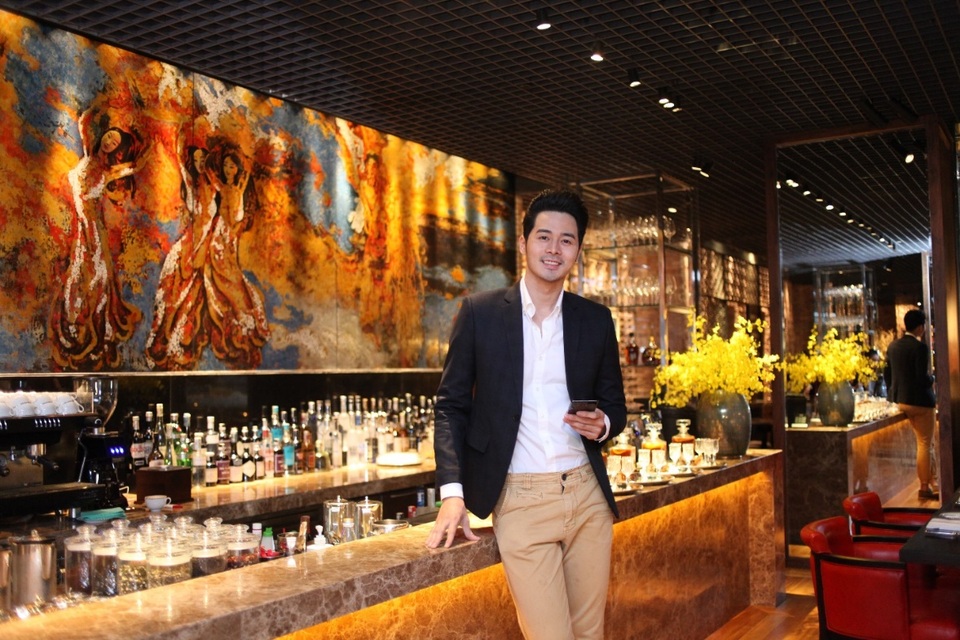 Dàn sao Việt “hẹn hò” thưởng thức ẩm thực tinh túy tại Sài Gòn - 6 Chàng người mẫu điển trai Dương Mạc Anh Quân của Vietnam’s Next Top Model bị thu hút hoàn toàn bởi khu vực bar với những món cocktail phảng phất hương vị Việt và bức tranh sơn mài hoành tráng bao phủ cả bức tường