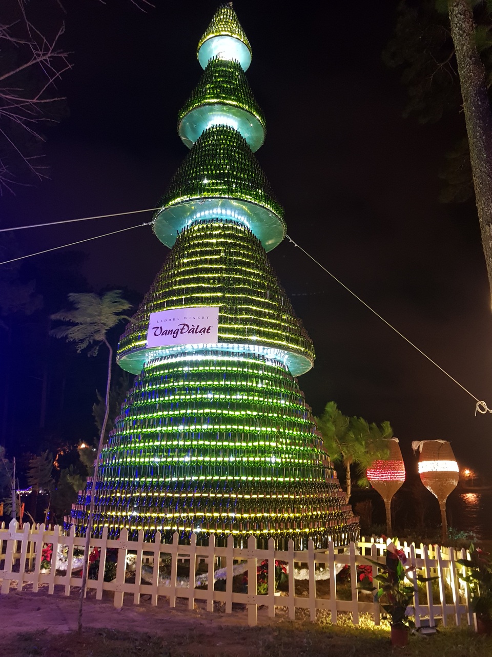 Cơ hội thưởng thức Vang Đà Lạt miễn phí và đón Giáng sinh tại Festival Hoa Đà Lạt - 3 Cây thông khổng lồ cao 12 thước làm từ những chai Vang Đà Lạt.