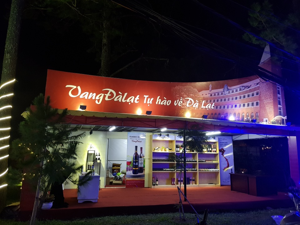 Cơ hội thưởng thức Vang Đà Lạt miễn phí và đón Giáng sinh tại Festival Hoa Đà Lạt - 5 Một góc khu trưng bày Vang Đà Lạt của Nhà Làm Vang Ladora Winery.