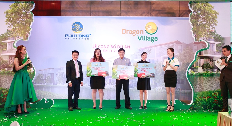Khách hàng chen chân mua nhà dự án Dragon Village - 8 Khách hàng chen chân mua nhà dự án Dragon Village - 8