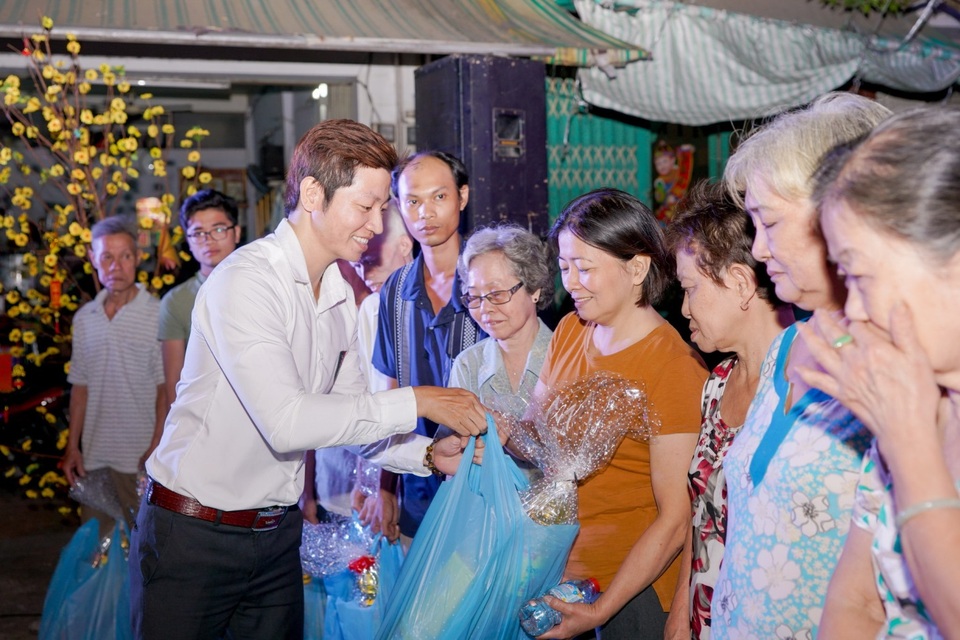 Nhựa Long Thành tặng quà Tết cho người nghèo quận 6, TP.HCM - 1 Nhựa Long Thành tặng quà Tết cho người nghèo quận 6, TP.HCM - 1