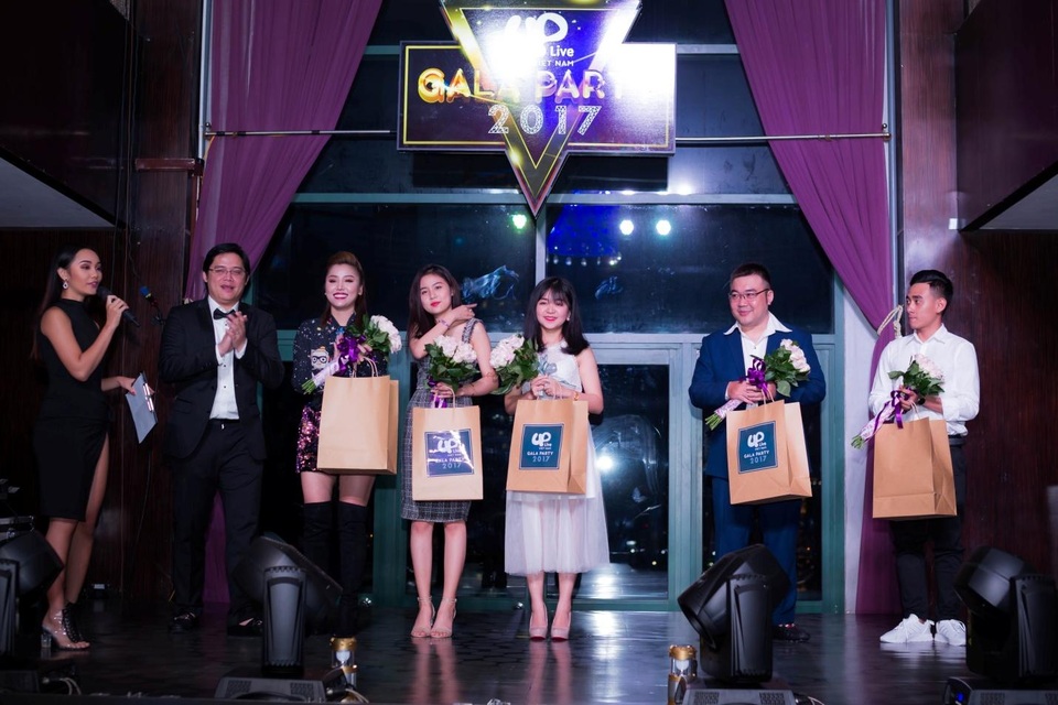 Uplive đánh dấu một năm thành công bằng buổi tiệc sang trọng - 3 Ban điều hành Uplive trao giải thưởng cho các cá thể có hoạt động nổi bật trong năm 2017.