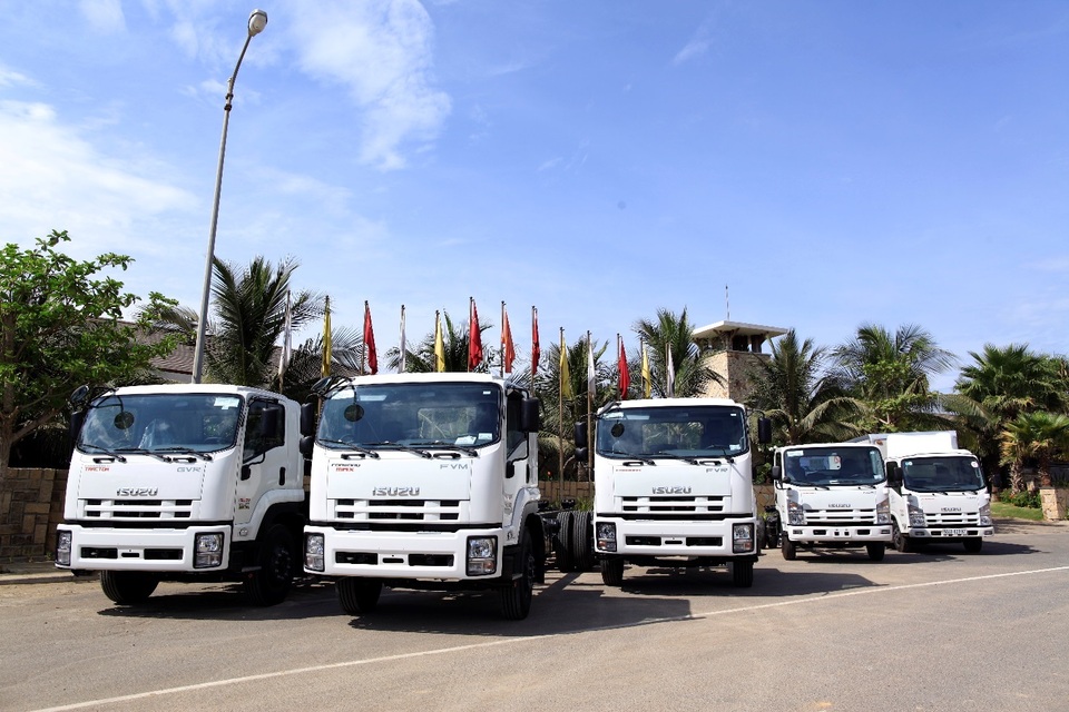 Isuzu chuẩn bị ra mắt thế hệ xe tải mới - 1 Isuzu - đơn vị hàng đầu cung cấp dòng xe tải tiêu chuẩn chất lượng cao tại Việt Nam và tiên phong chuyển đổi từ sản phẩm tiêu chuẩn Euro 2 sang Euro 4.