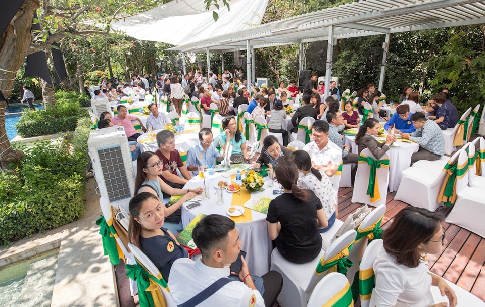 Khách hàng trải nghiệm không gian bán hàng tại Công viên Kim Ngân với nhiều mảng xanh, hồ bơi tràn hướng sông mát mẻ, yên bình