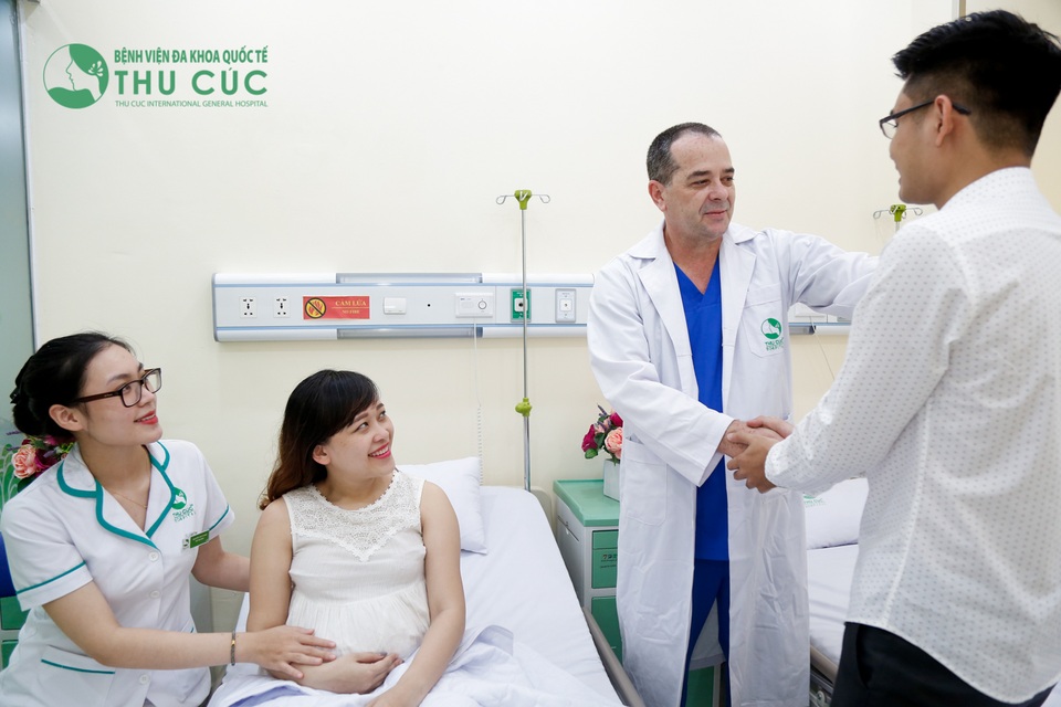 Thời hiện đại mẹ bầu đi đẻ sướng như đi nghỉ dưỡng - 5 Đội ngũ bác sĩ đầu ngành trong nước và quốc tế giỏi, tận tâm
