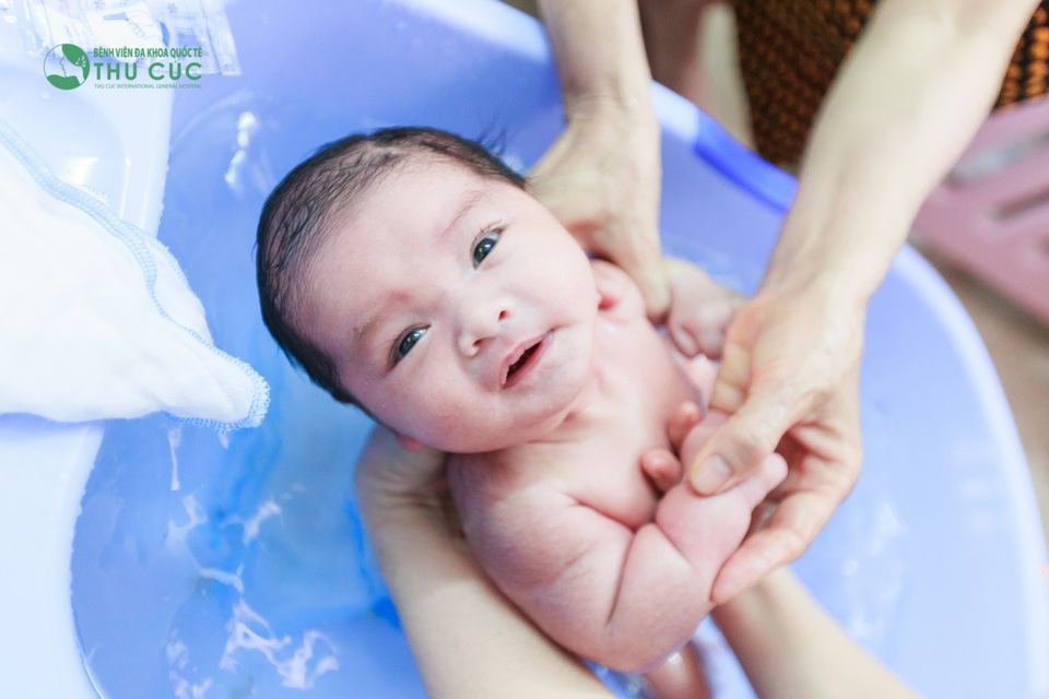 Thời hiện đại mẹ bầu đi đẻ sướng như đi nghỉ dưỡng - 10 Bé được tắm và chăm sóc rốn tại nhà sau sinh hoàn toàn miễn phí