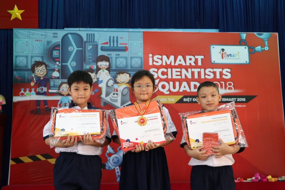 “Biệt đội Khoa học iSMART”: Vườn ươm những “chồi biếc” Anh - Toán - Khoa học - 4
Những Quán quân và Á quân của “Biệt đội Khoa học iSMART” đã sẵn sàng thực hiện những dự án Khoa học trong nhiệm kỳ của mình.