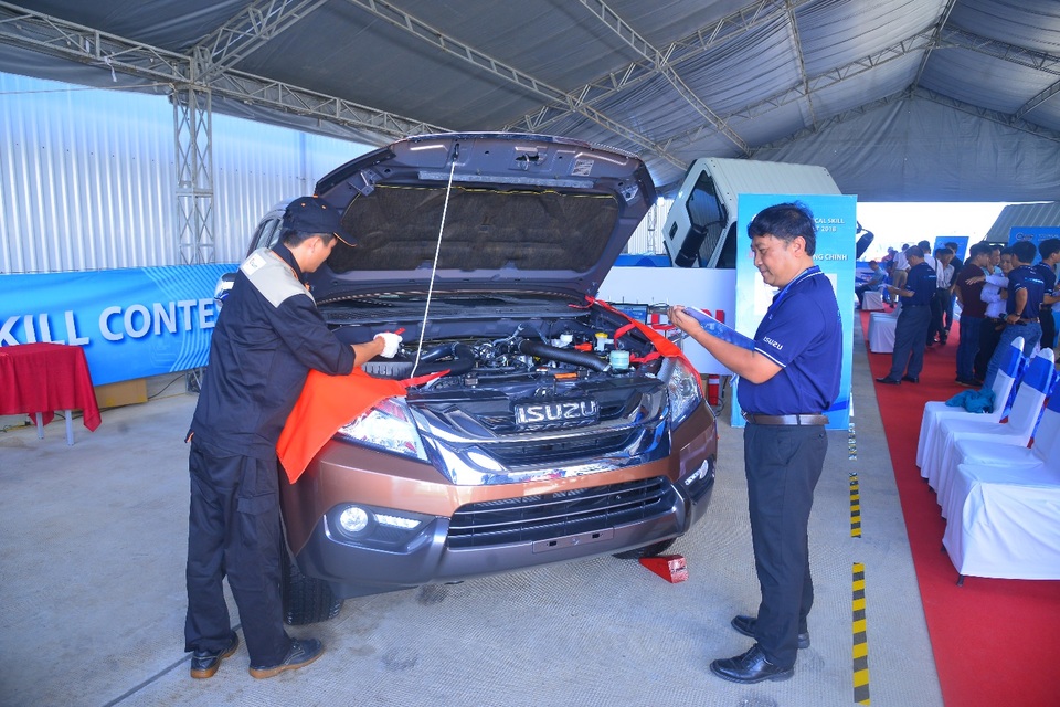 Isuzu Việt Nam tiếp tục phát triển toàn diện về hậu mãi - 4 Phần thi thực hành đòi hỏi sự bình tĩnh, thao tác chính xác & sự phối hợp đồng đội nhịp nhàng