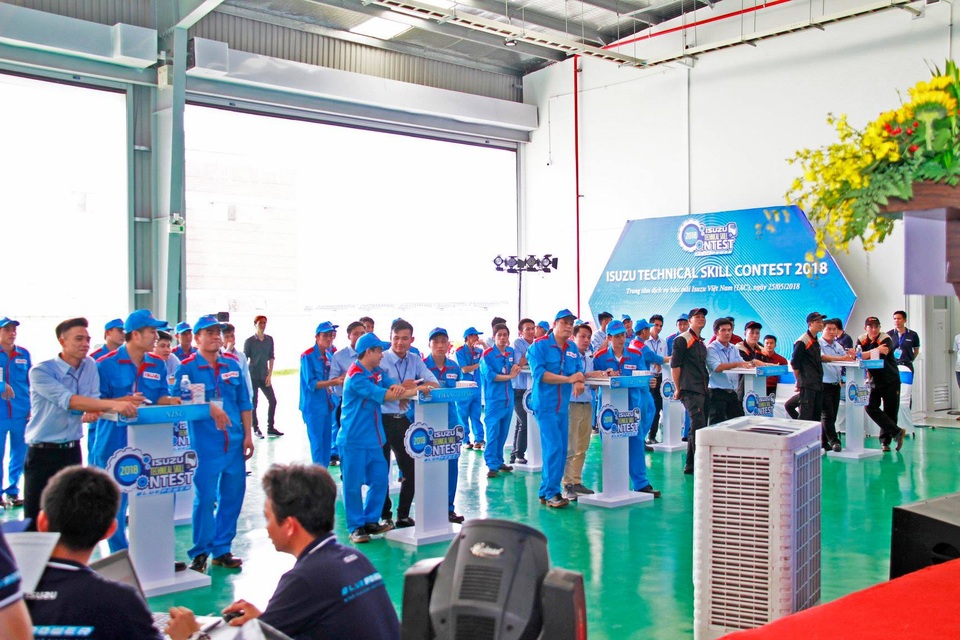 Isuzu Việt Nam tiếp tục phát triển toàn diện về hậu mãi - 6
Phần thi Gameshow đồng đội hào hứng