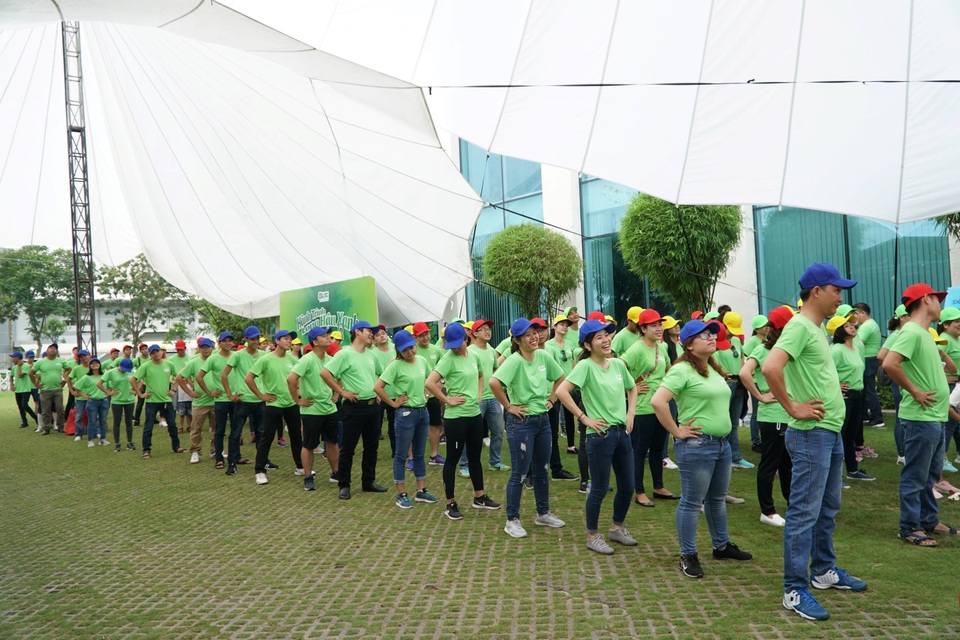 Hơn 3000 bước chân cùng “Hành trình Long Hậu xanh” lần 3 - 1 Đông đảo đại diện các doanh nghiệp trong khu tham gia chương trình.