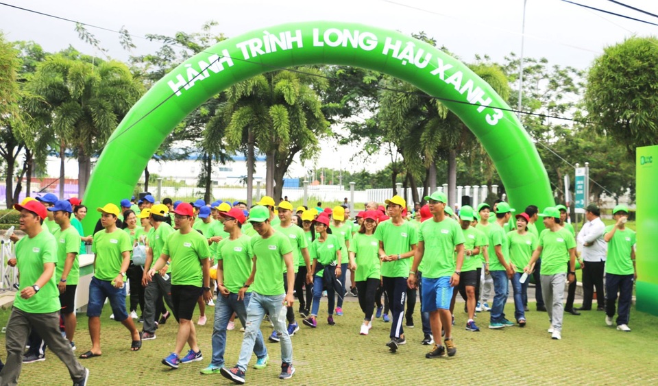 Hơn 3000 bước chân cùng “Hành trình Long Hậu xanh” lần 3 - 2 Từ 6 giờ sáng, hơn 200 người đã có mặt và sẵn sàng cho đường chạy Green Run.