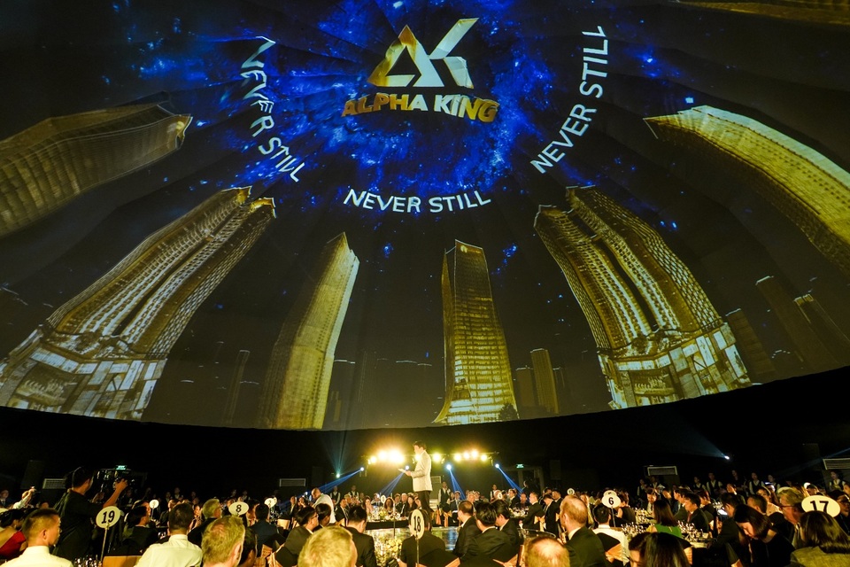 Nhà đầu tư ngoại Alpha King ra mắt hoành tráng tại Việt Nam - 1 Ông Jimmy Chan, CEO của Alpha King chia sẻ cùng quan khách về tầm nhìn của Alpha King trong việc làm thay đổi cảnh quan đường chân trời thành phố